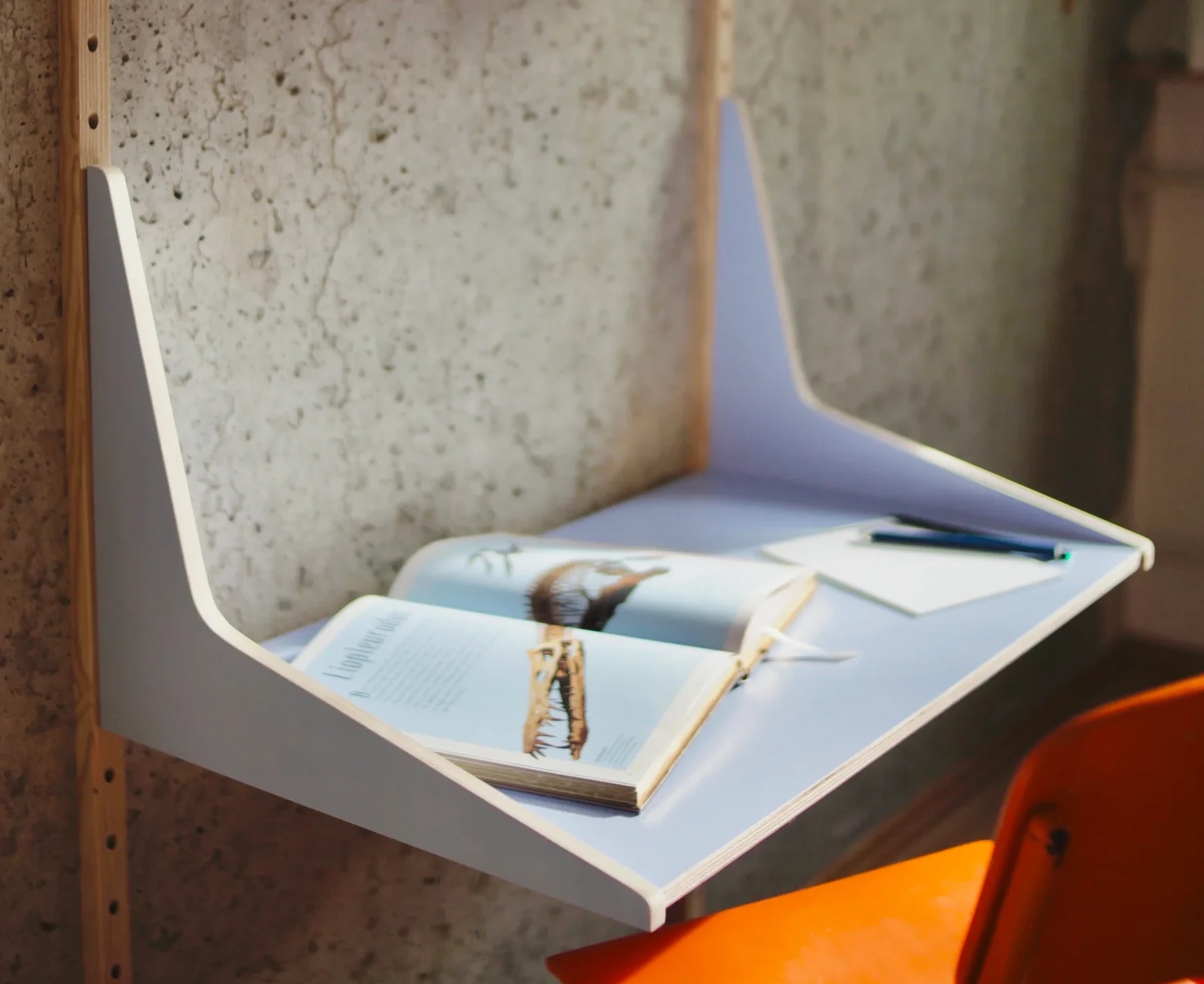 Der Schreibtisch in Babyblau — Arbeitsfläche