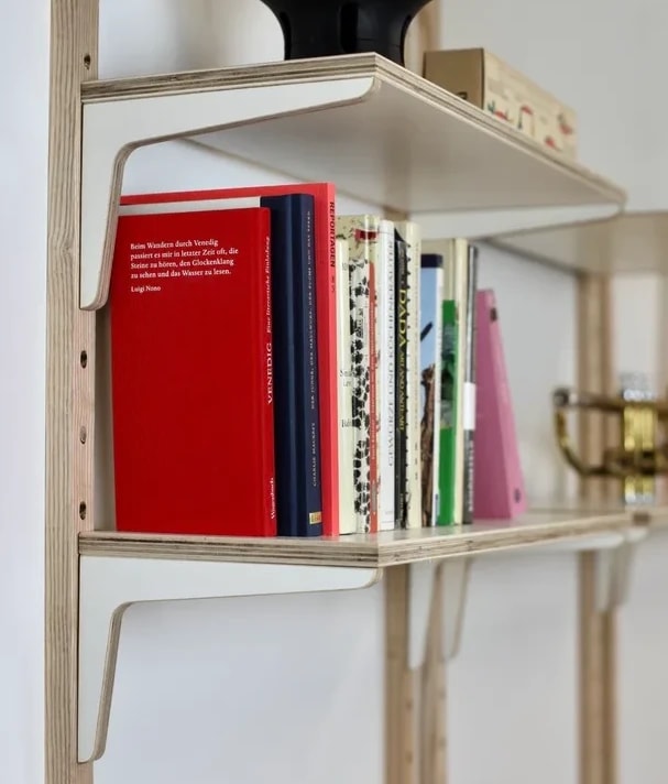 Der Winkel — Regalböden mit Büchern