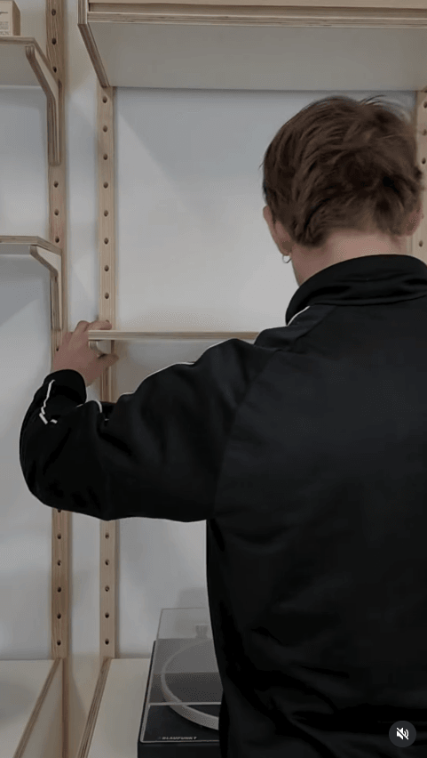 Montage eines VITIS Wandregals — Handarbeit aus der Werkstatt