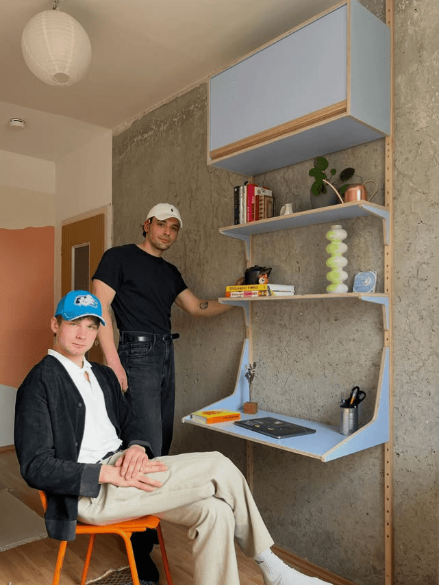 VITIS Schreibtisch-Setup bei einem Kunden — Nick und Johann bei der Montage vor Ort