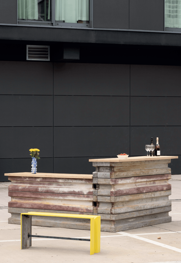 biegen statt brechen — mobile Bar aus DDR-Garagentoren, Außenaufbau Chemnitz