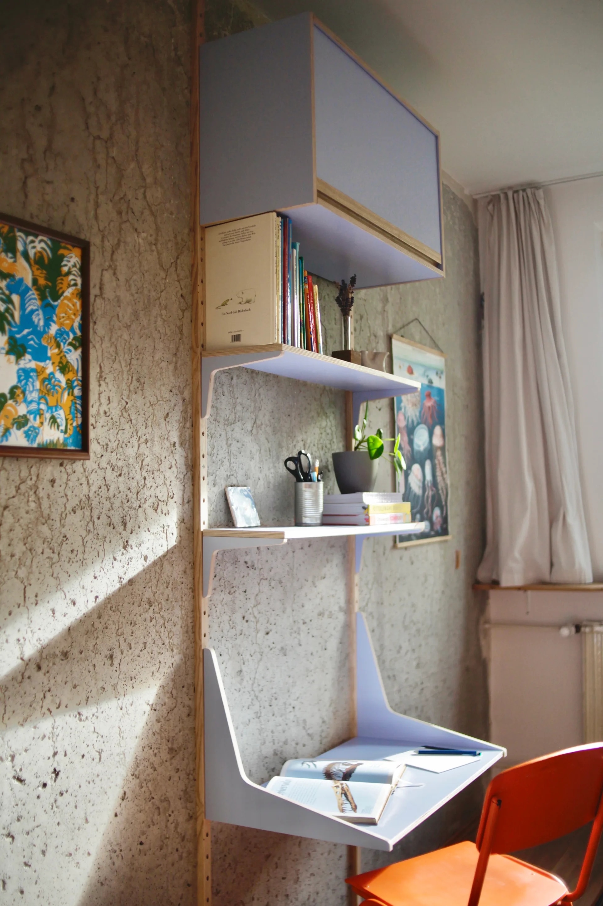 Der Schreibtisch in Babyblau — vollständiges Setup vor Korkwand