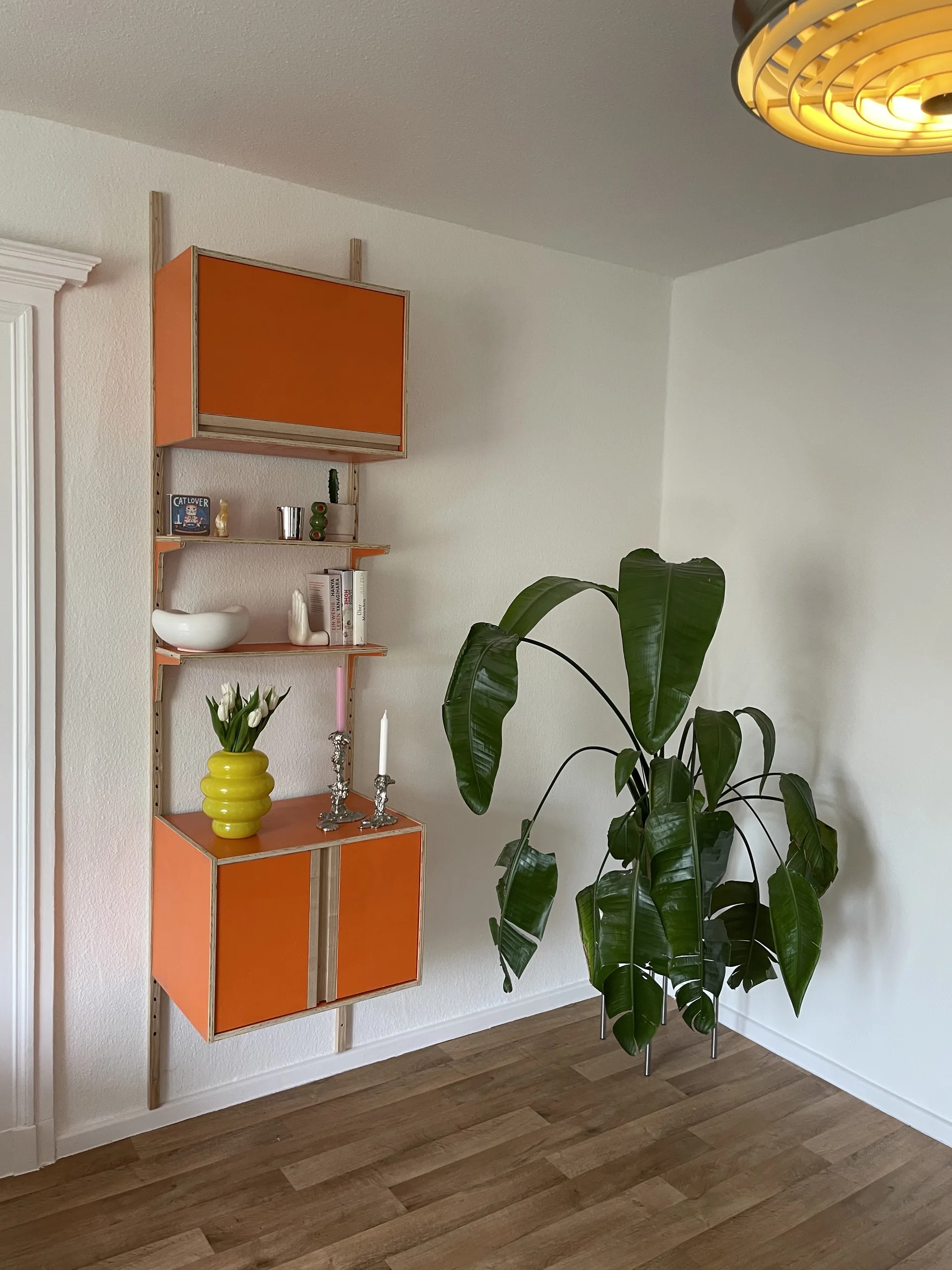 VITIS Orange — Wohnraumkonfiguration mit Pflanze, Berliner Altbauwohnung