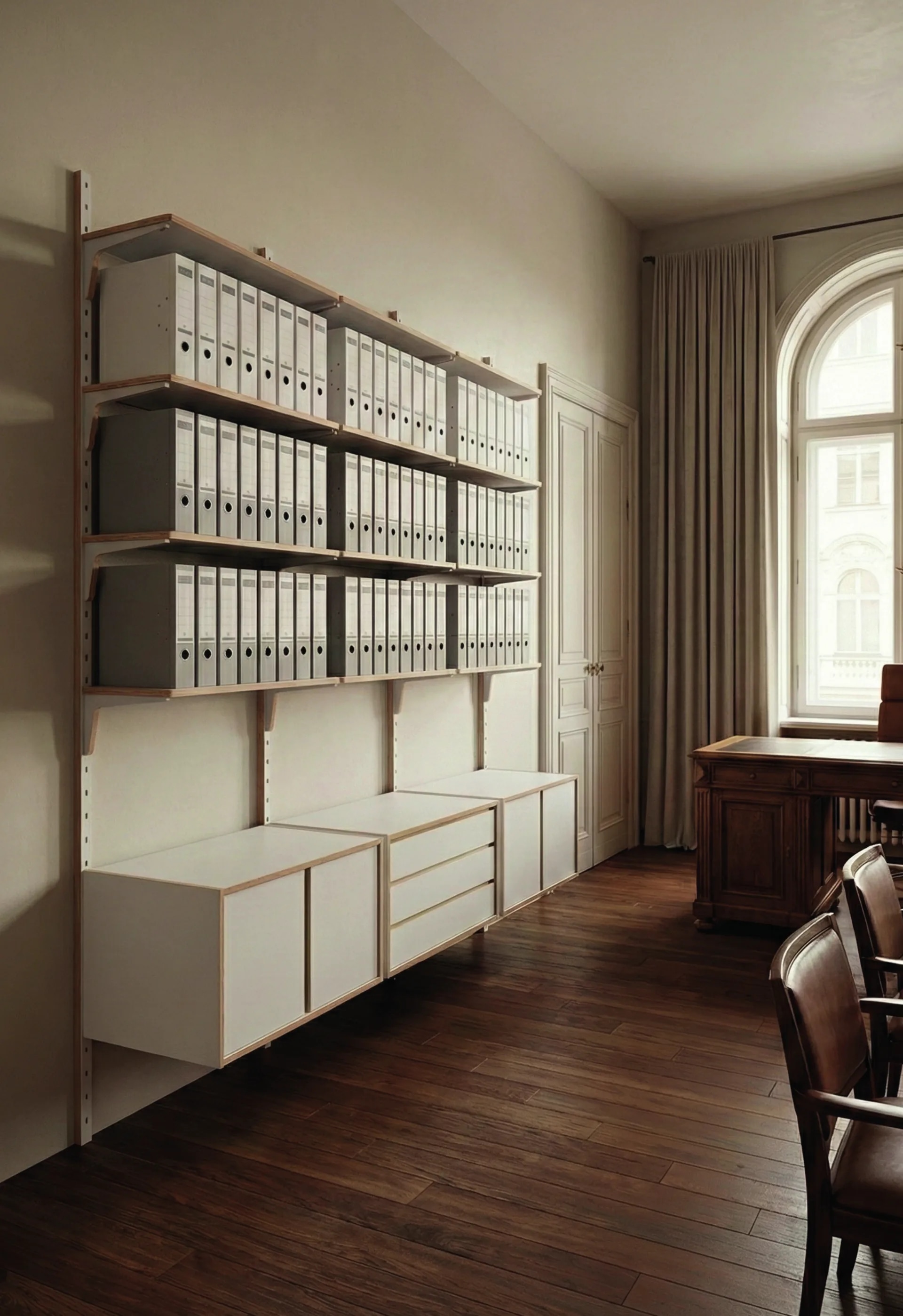 VITIS Office Leipzig — Aktenwand-Detail mit drei Ordner-Reihen und Schubkasten-Sockel im historischen Bürozimmer mit Holzdielen und Bogenfenster