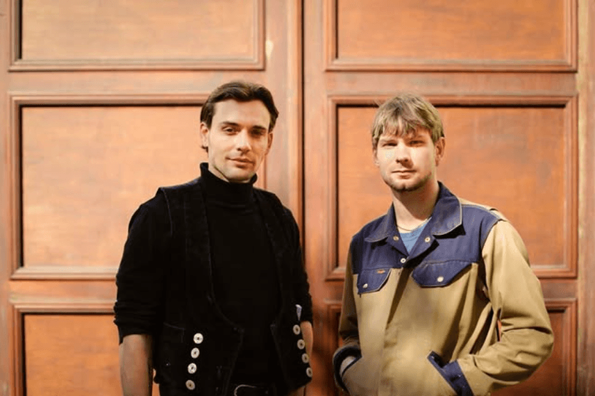 Nicholas Friedrich und Johann Seidl, Portrait vor Holzwand